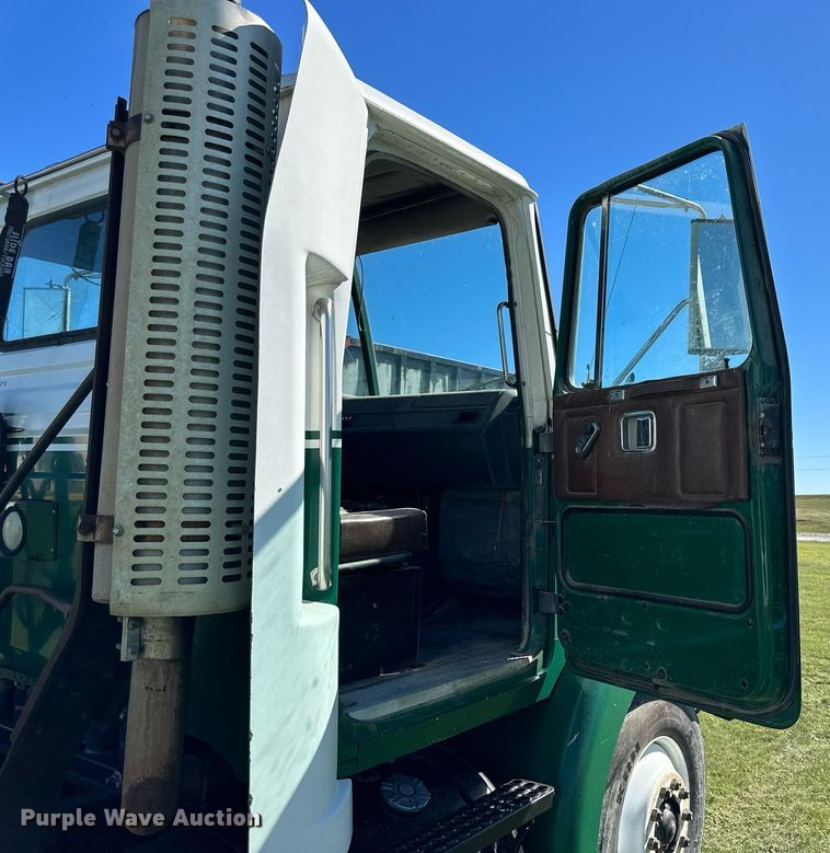 image for item NP9990 1992 Volvo White GM  semi truck