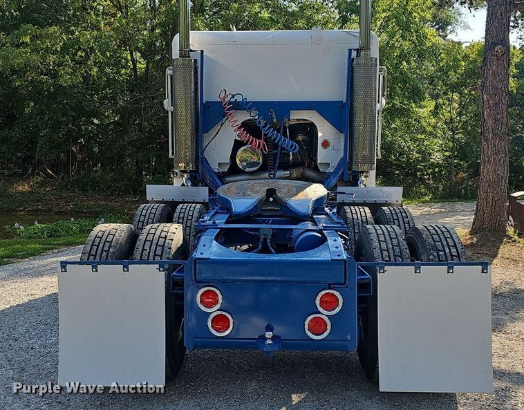 image for item NT9975 1985 Freightliner FLT 8664  truck cab and chassis