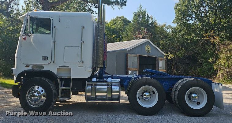 image for item NT9975 1985 Freightliner FLT 8664  truck cab and chassis