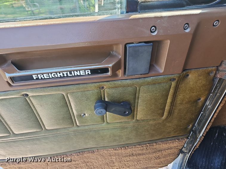 image for item NT9975 1985 Freightliner FLT 8664  truck cab and chassis