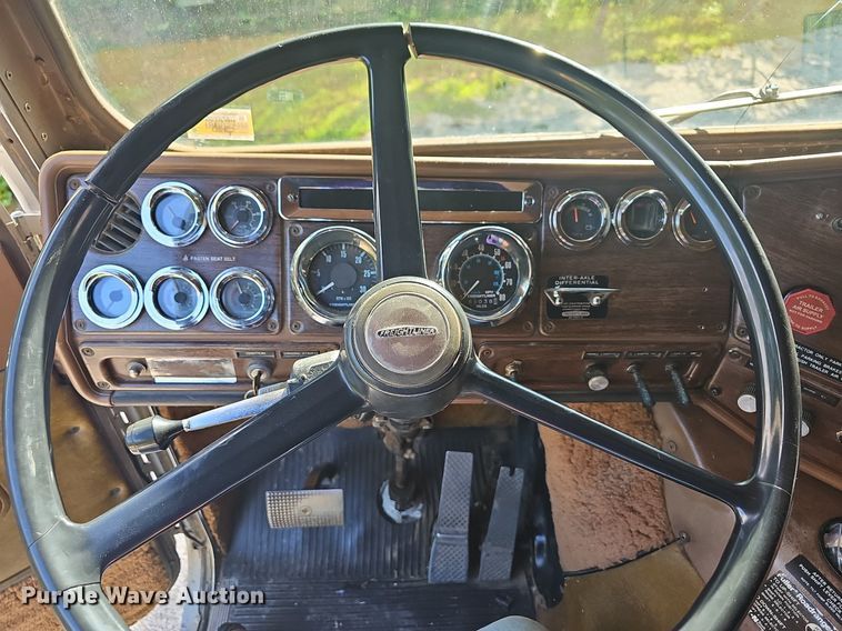 image for item NT9975 1985 Freightliner FLT 8664  truck cab and chassis