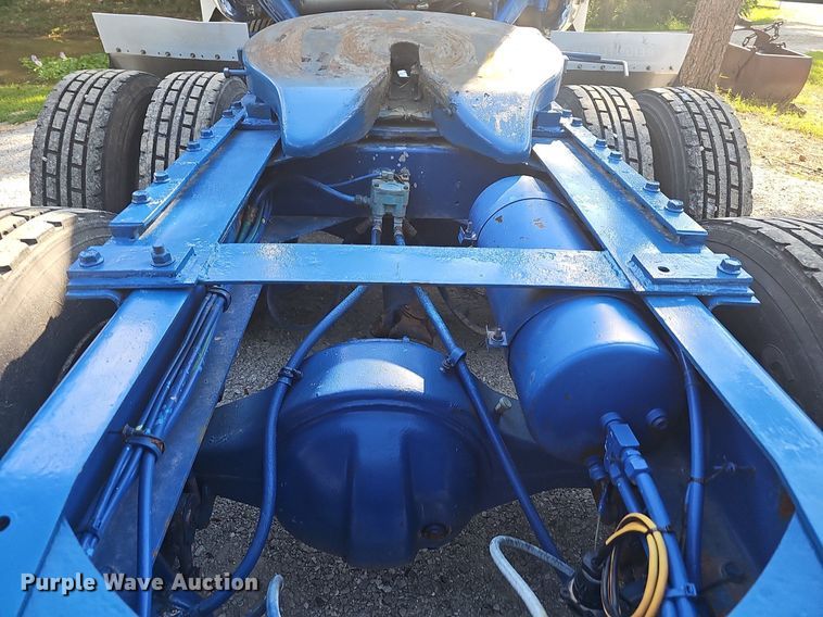 image for item NT9975 1985 Freightliner FLT 8664  truck cab and chassis