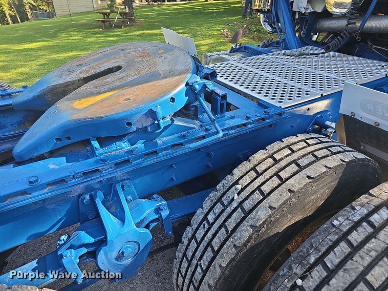 image for item NT9975 1985 Freightliner FLT 8664  truck cab and chassis