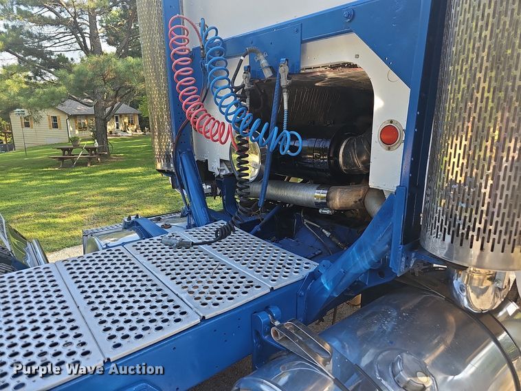 image for item NT9975 1985 Freightliner FLT 8664  truck cab and chassis