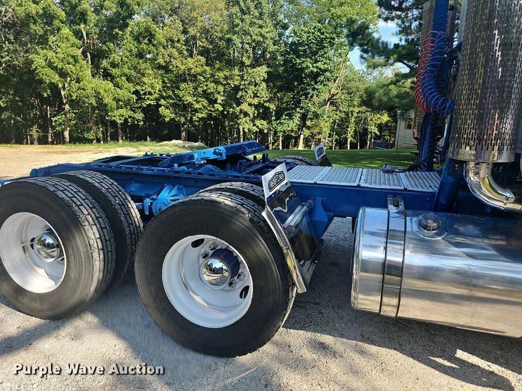 image for item NT9975 1985 Freightliner FLT 8664  truck cab and chassis