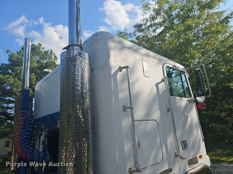 image for item NT9975 1985 Freightliner FLT 8664  truck cab and chassis