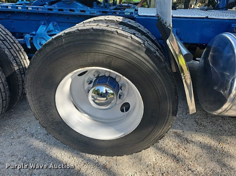 image for item NT9975 1985 Freightliner FLT 8664  truck cab and chassis