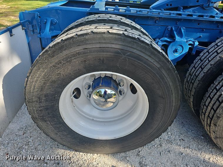 image for item NT9975 1985 Freightliner FLT 8664  truck cab and chassis