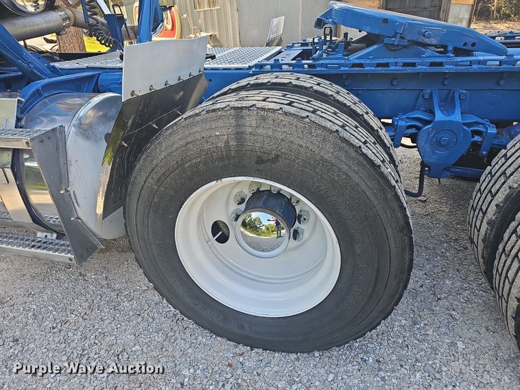 image for item NT9975 1985 Freightliner FLT 8664  truck cab and chassis