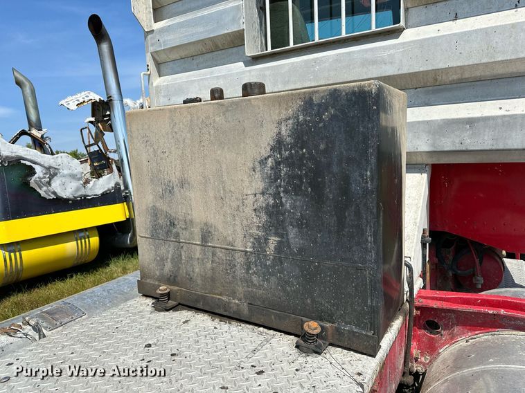 image for item OC9161 1987 Peterbilt 379  semi truck