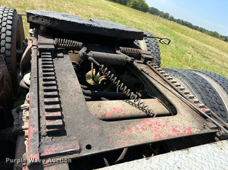 image for item OC9161 1987 Peterbilt 379  semi truck