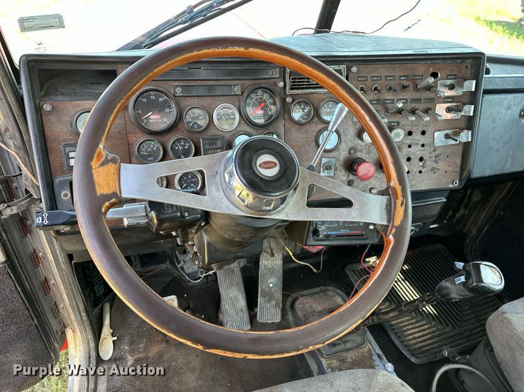 image for item OC9161 1987 Peterbilt 379  semi truck