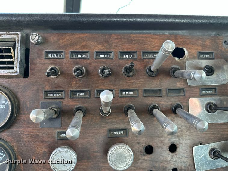 image for item OC9161 1987 Peterbilt 379  semi truck