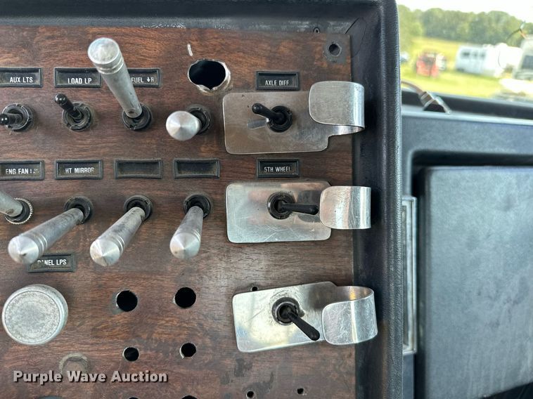 image for item OC9161 1987 Peterbilt 379  semi truck