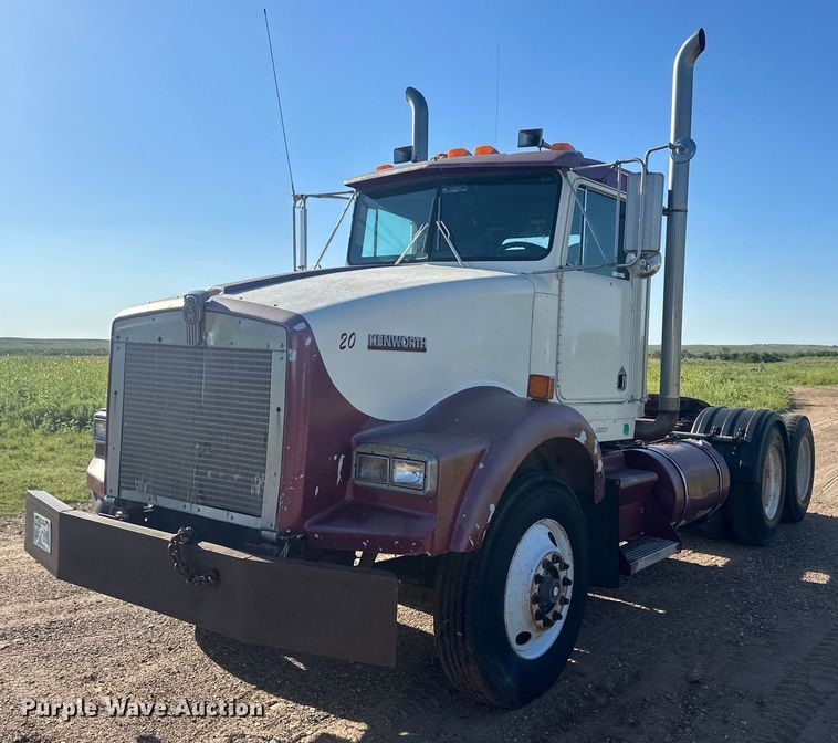 image for item OC9327 1991 Kenworth T800  semi truck