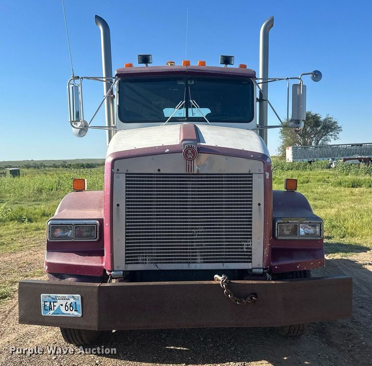 image for item OC9327 1991 Kenworth T800  semi truck