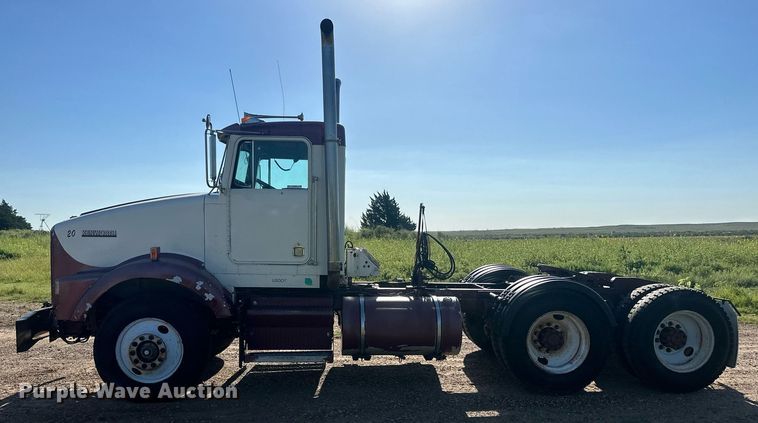 image for item OC9327 1991 Kenworth T800  semi truck