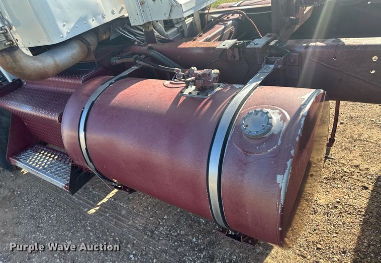 image for item OC9327 1991 Kenworth T800  semi truck