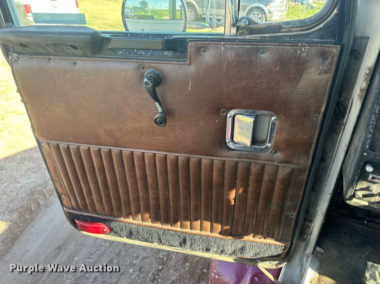 image for item OC9327 1991 Kenworth T800  semi truck