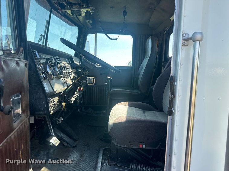 image for item OC9327 1991 Kenworth T800  semi truck