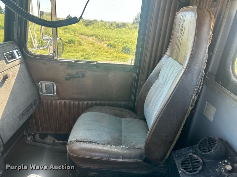 image for item OC9327 1991 Kenworth T800  semi truck