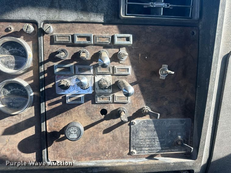 image for item OC9327 1991 Kenworth T800  semi truck