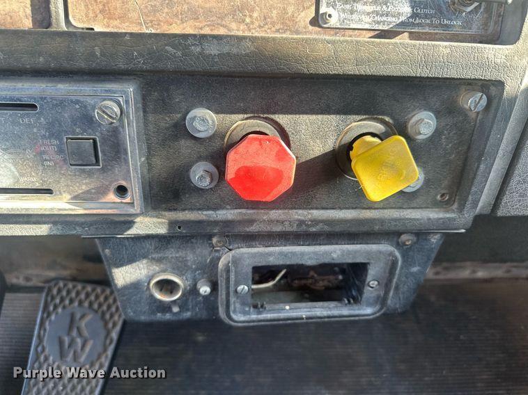 image for item OC9327 1991 Kenworth T800  semi truck