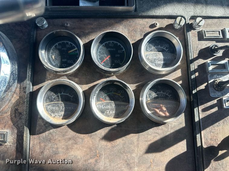 image for item OC9327 1991 Kenworth T800  semi truck