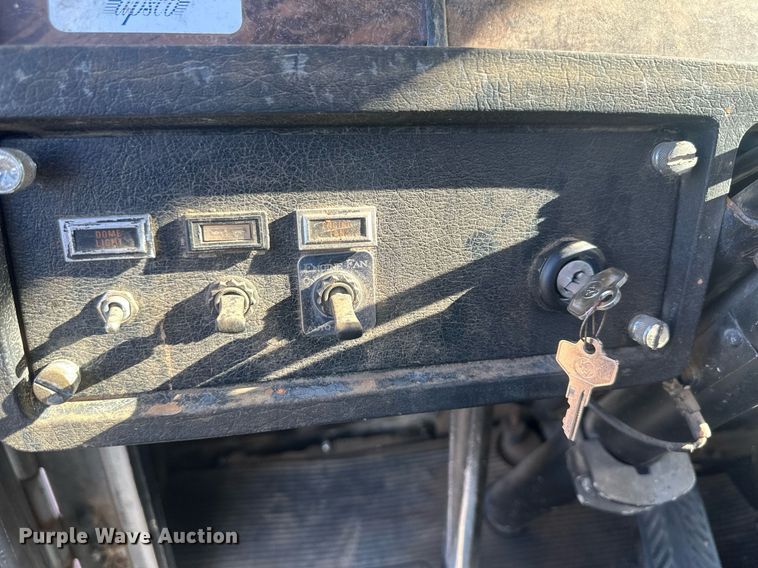 image for item OC9327 1991 Kenworth T800  semi truck