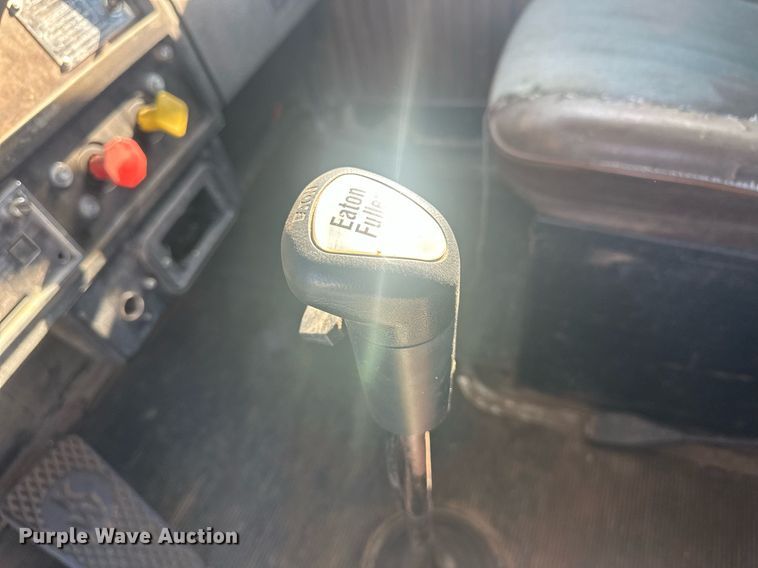 image for item OC9327 1991 Kenworth T800  semi truck