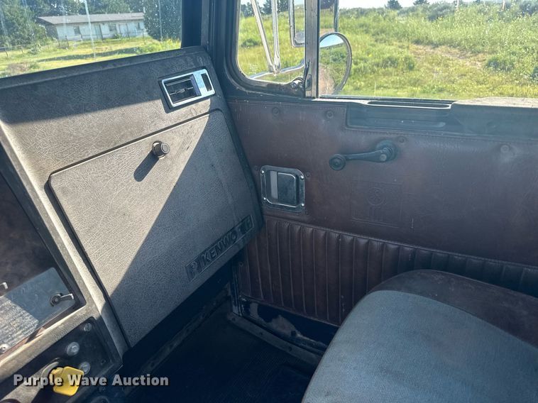 image for item OC9327 1991 Kenworth T800  semi truck