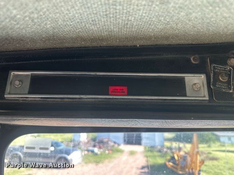 image for item OC9327 1991 Kenworth T800  semi truck