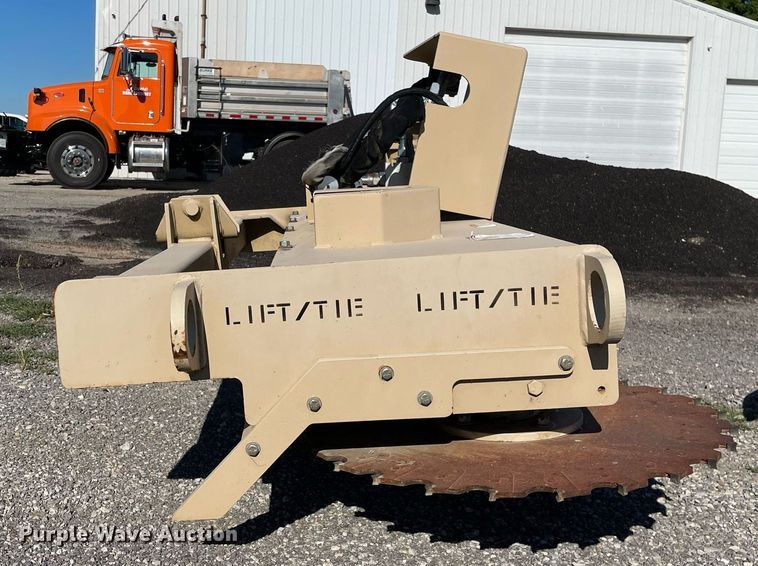 image for item DL3966 2016 Caterpillar  boom mower system