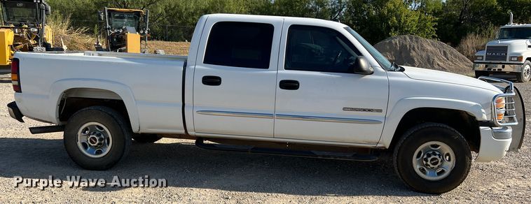 image for item DN3119 2005 GMC Sierra 2500HD  Crew Cab pickup truck