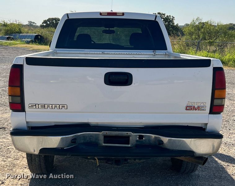 image for item DN3119 2005 GMC Sierra 2500HD  Crew Cab pickup truck