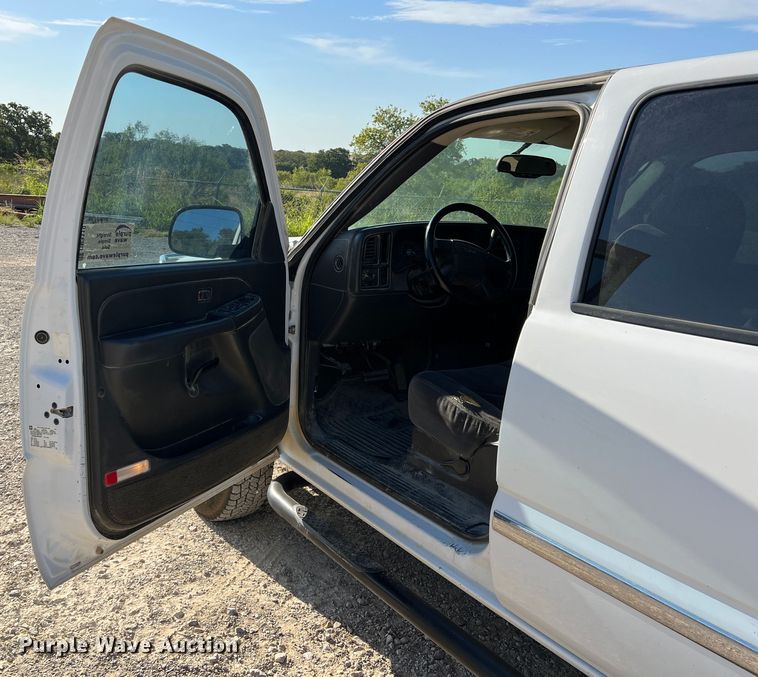 image for item DN3119 2005 GMC Sierra 2500HD  Crew Cab pickup truck