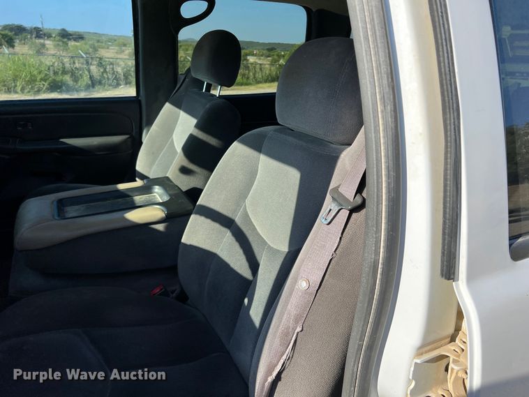 image for item DN3119 2005 GMC Sierra 2500HD  Crew Cab pickup truck