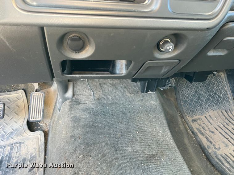 image for item DN3119 2005 GMC Sierra 2500HD  Crew Cab pickup truck