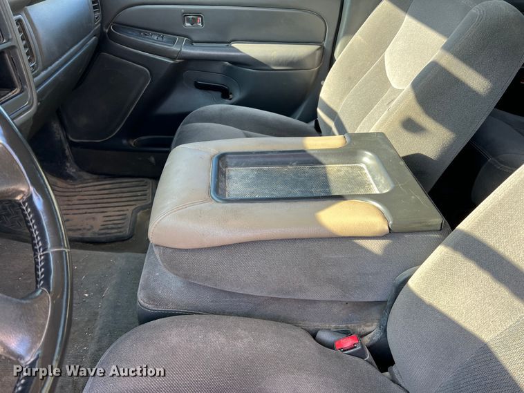 image for item DN3119 2005 GMC Sierra 2500HD  Crew Cab pickup truck