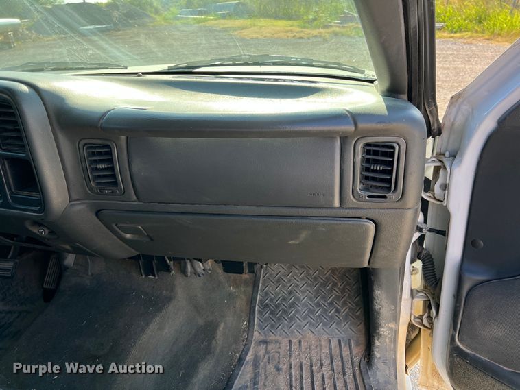 image for item DN3119 2005 GMC Sierra 2500HD  Crew Cab pickup truck