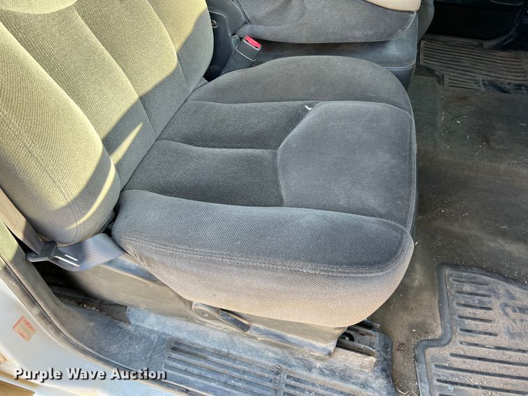 image for item DN3119 2005 GMC Sierra 2500HD  Crew Cab pickup truck