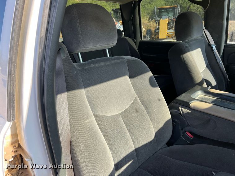 image for item DN3119 2005 GMC Sierra 2500HD  Crew Cab pickup truck