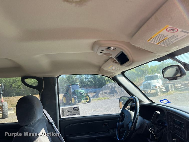 image for item DN3119 2005 GMC Sierra 2500HD  Crew Cab pickup truck