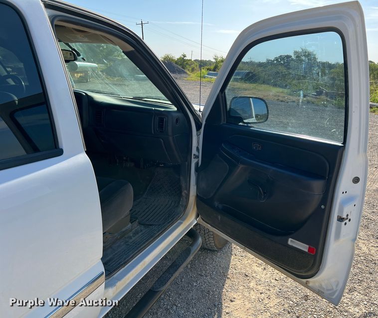 image for item DN3119 2005 GMC Sierra 2500HD  Crew Cab pickup truck