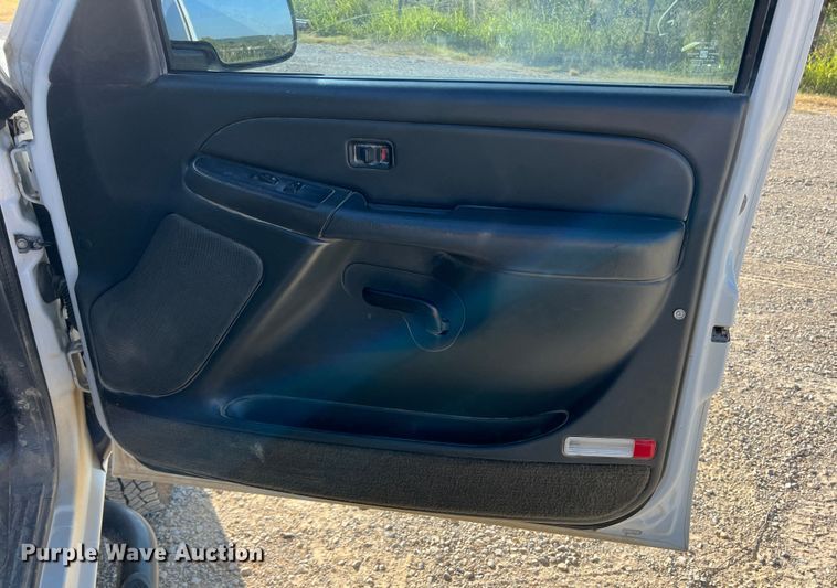 image for item DN3119 2005 GMC Sierra 2500HD  Crew Cab pickup truck