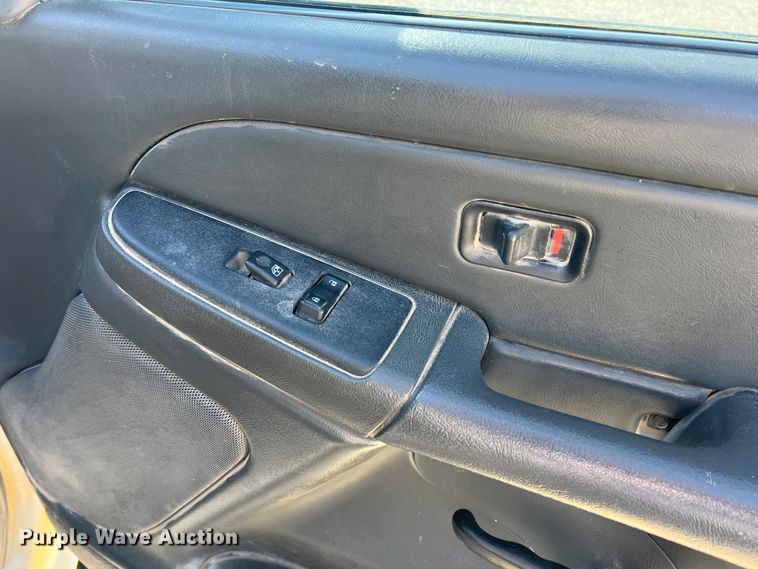 image for item DN3119 2005 GMC Sierra 2500HD  Crew Cab pickup truck