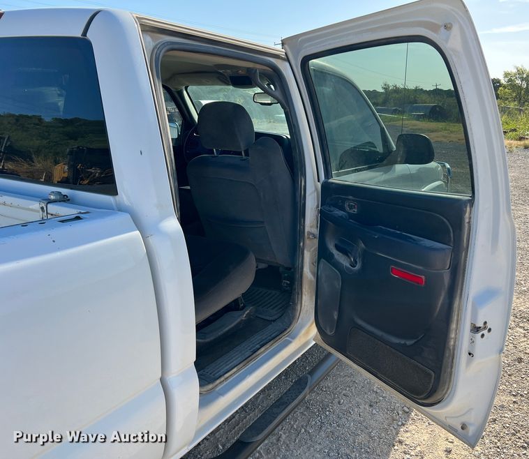 image for item DN3119 2005 GMC Sierra 2500HD  Crew Cab pickup truck