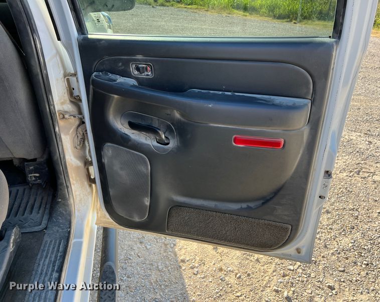 image for item DN3119 2005 GMC Sierra 2500HD  Crew Cab pickup truck