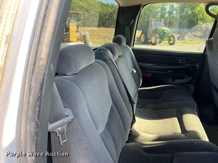 image for item DN3119 2005 GMC Sierra 2500HD  Crew Cab pickup truck