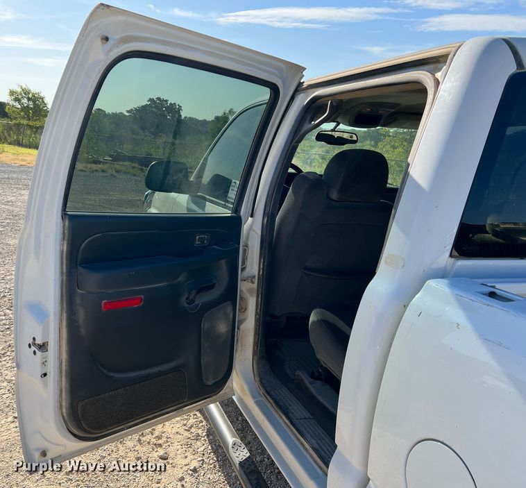 image for item DN3119 2005 GMC Sierra 2500HD  Crew Cab pickup truck